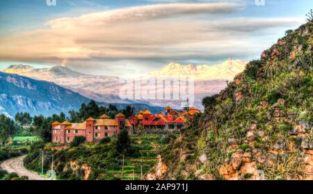 Antenne sunrise Panoramablick zum Colca Fluss und Sabancaya Berg in Chivay, Peru Stockfoto