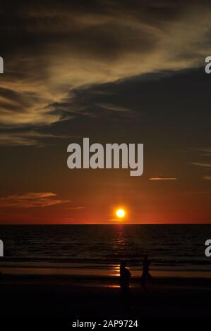 Miri, Sarawak/Malaysia - April 2011: Die schönen Strände der Luak Bay und Tanjung Lubang bei Sonnenuntergang in Miri, Sarawak Stockfoto