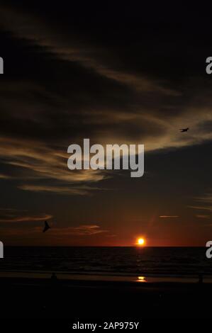 Miri, Sarawak/Malaysia - April 2011: Die schönen Strände der Luak Bay und Tanjung Lubang bei Sonnenuntergang in Miri, Sarawak Stockfoto