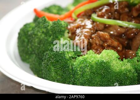 Asiatische oder chinesische Speisen oder rühren Sie Pommes Frites beim Ausziehen oder Essen im Restaurant Stockfoto
