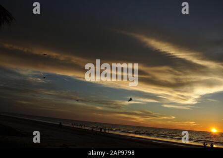 Miri, Sarawak/Malaysia - April 2011: Die schönen Strände der Luak Bay und Tanjung Lubang bei Sonnenuntergang in Miri, Sarawak Stockfoto