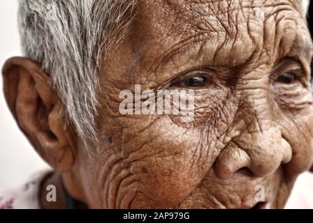 Antipolo City, Philippinen - 18. Januar 2020: Nahaufnahme des Porträts einer alten philippinischen Frau mit verknitterter Haut. Stockfoto