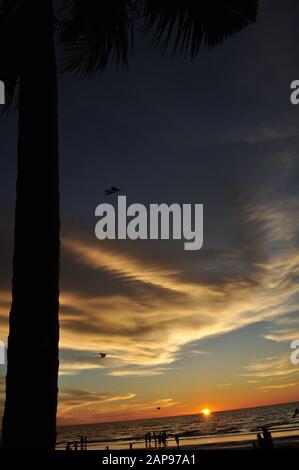 Miri, Sarawak/Malaysia - April 2011: Die schönen Strände der Luak Bay und Tanjung Lubang bei Sonnenuntergang in Miri, Sarawak Stockfoto