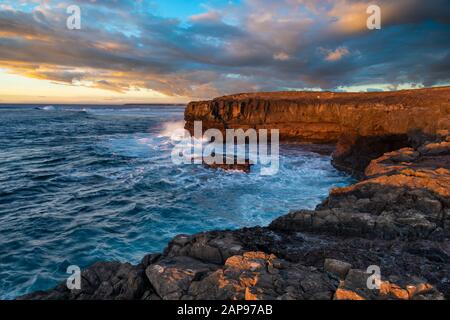 Felsklippe in Fuerteventura im warmen Licht der untergehenden Sonne. In Der Nähe Von Morro Jable Stockfoto