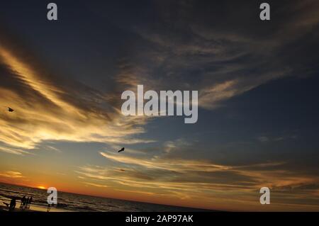 Miri, Sarawak/Malaysia - April 2011: Die schönen Strände der Luak Bay und Tanjung Lubang bei Sonnenuntergang in Miri, Sarawak Stockfoto