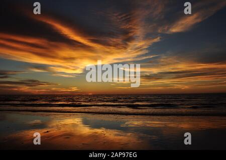 Miri, Sarawak/Malaysia - April 2011: Die schönen Strände der Luak Bay und Tanjung Lubang bei Sonnenuntergang in Miri, Sarawak Stockfoto