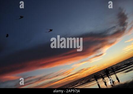 Miri, Sarawak/Malaysia - April 2011: Die schönen Strände der Luak Bay und Tanjung Lubang bei Sonnenuntergang in Miri, Sarawak Stockfoto