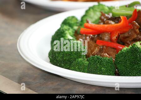 Asiatische oder chinesische Speisen oder rühren Sie Pommes Frites beim Ausziehen oder Essen im Restaurant Stockfoto