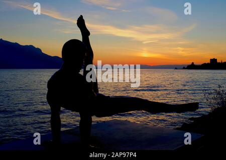 Li Ning Statue "le Prince de la gymnastique" von Sébastien Gouezigoux. Genfersee, Montreux, Kanton Waadt, Schweiz. Stockfoto