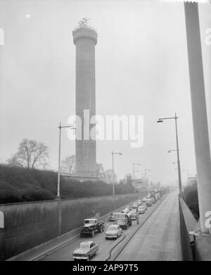 De Euromast Beschreibung: Construction Euromast in Rotterdam. Im Vordergrund der Eingang zum Maastunnel Annotation: Der Euromast (1958-1960) wurde von Architekt H.A. Maaskant anlässlich der Floriade in Rotterdam 1960 entworfen. 2010 wurde der Euromast als Nationaldenkmal ausgewiesen Datum: 19. März 1959 Standort: Rotterdam, Zuid-Holland Schlüsselwörter: Bau, Tunnel Stockfoto