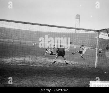 Blau-Weiß gegen Sparta 1-1, Spielmoment für Sparta Datum: 22. März 1959 Schlagwörter: Sport, Name der Fußballeinrichtung: Blau-weiß, Sparta Stockfoto