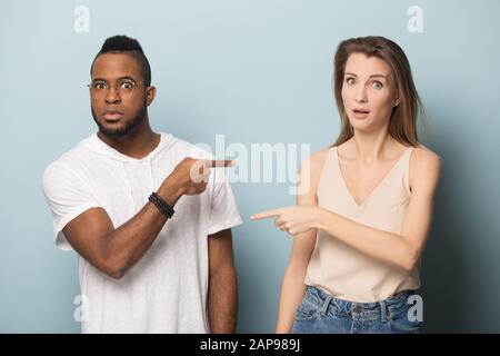 Diverse Mann und Frau punkt Finger die Schuld gegenseitig Frustriert Stockfoto
