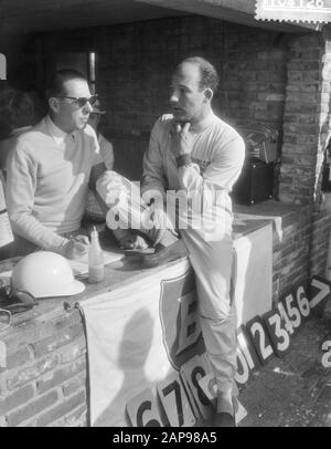 Grand Prix Zandvoort 1959 Beschreibung: Autorennen auf der Rennstrecke von Zandvoort des Grand Prix Stirling Moss, nachdem er außer Betrieb ist: 31. Mai 1959 Ort: Noord-Holland, Zandvoort persönlicher Name: Moss, Stirling Stockfoto