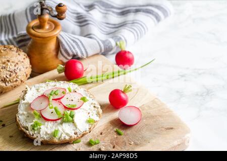 Gesundes Frühstück Sandwich Hüttenkäse und Radie-Essen Stillleben Stockfoto