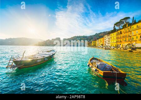 Holz- kleine Boote in Porto Santo Stefano direkt am Meer bei Sonnenaufgang, italienisch Reiseziel. Monte Argentario, Toskana, Italien. Stockfoto