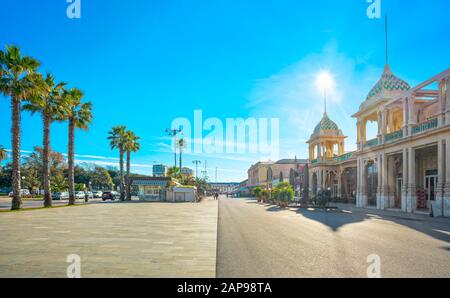 Berühmte Passeggiata A mare, Strandpromenade in Viareggio, Versilia, Lucca Toskana, Italien Europa. Stockfoto