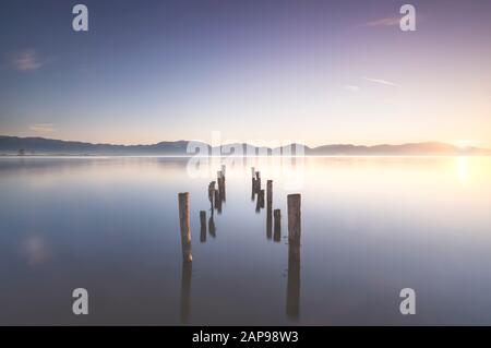 Hölzerne Seebrücke oder Jetty bleibt und den See bei Sonnenaufgang. Lange Belichtung. Torre del Lago Puccini, Versilia, Massaciuccoli See, Toskana, Italien, Europa Stockfoto