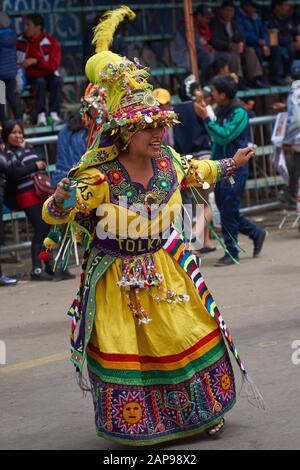 Tinkus Tänzer in bunten Kostümen, die an der jährlichen Oruro Karneval. Stockfoto
