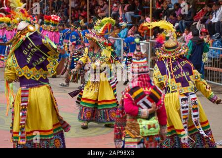 Tinkus Tänzer in bunten Kostümen, die an der jährlichen Oruro Karneval. Stockfoto