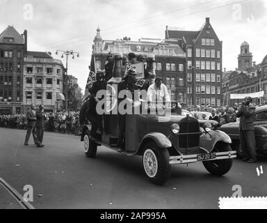 Dam tot Dam Race, First Day, Heineken Bierbrouwerij in Amsterdam Annotation: Am 27. August 1959 fand das allererste DAMEN-RENNEN statt. Die Veranstaltung war eine Initiative der Gemeinden Amsterdam und Zaandam als spielerischer Protest gegen die fehlende Verbindung zwischen Amsterdam und Zaandam. Sie wollten Druck auf die Regierung ausüben, um den Coentunnel schnell zu realisieren. Die Teilnehmer mussten eine Route von der Zaanse Dam zum Amsterdamer Dam nehmen, auf der alle möglichen Schiffe und Schiffe erlaubt waren. Viele prominente Persönlichkeiten nahmen an dem Rennen Teil, wie Sänger Teddy Scholten, Dichter Simon Vinkenoo Stockfoto