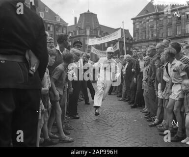 Dam tot Dam Race, erster Tag. Die Veranstaltung war eine Initiative der Gemeinden Amsterdam und Zaandam als spielerischer Protest gegen die fehlende Verbindung zwischen Amsterdam und Zaandam. Sie wollten Druck auf die Regierung ausüben, um den Coentunnel schnell zu realisieren. Die Teilnehmer mussten eine Route von der Zaanse Dam zum Amsterdamer Dam nehmen, auf der alle möglichen Schiffe und Schiffe erlaubt waren. Viele prominente Persönlichkeiten nahmen an dem Rennen Teil, wie Sänger Teddy Scholten, Dichter Simon Vinkenoog und Zeichner Opland. Der junge Radioreporter Kees Buurman wurde mit dem Motor und helico transportiert Stockfoto