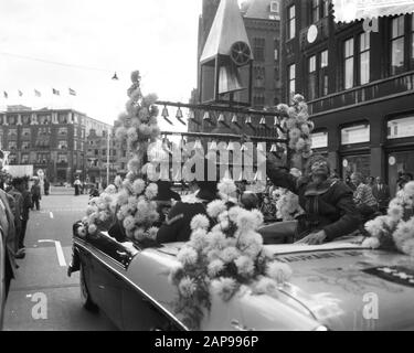 Dam tot Dam Race, First Day, Mrs. Bonke in Amsterdam Annotation: Am 27. August 1959 fand das allererste DAM-RENNEN statt. Die Veranstaltung war eine Initiative der Gemeinden Amsterdam und Zaandam als spielerischer Protest gegen die fehlende Verbindung zwischen Amsterdam und Zaandam. Sie wollten Druck auf die Regierung ausüben, um den Coentunnel schnell zu realisieren. Die Teilnehmer mussten eine Route von der Zaanse Dam zum Amsterdamer Dam nehmen, auf der alle möglichen Schiffe und Schiffe erlaubt waren. Viele prominente Persönlichkeiten nahmen an dem Rennen Teil, wie Sänger Teddy Scholten, Dichter Simon Vinkenoog und Draugh Stockfoto