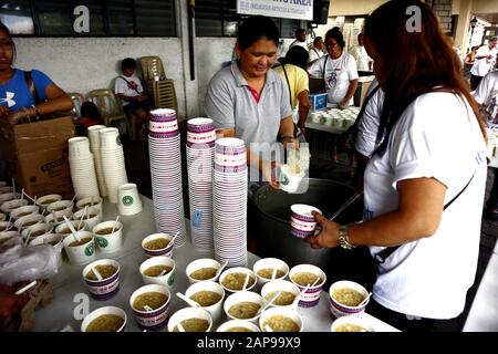 Antipolo City, Philippinen - 18. Januar 2020: Freiwillige einer gemeinnützigen Organisation versorgen die Öffentlichkeit während eines wöchentlichen Fütterungsprogramms mit Lebensmitteln. Stockfoto