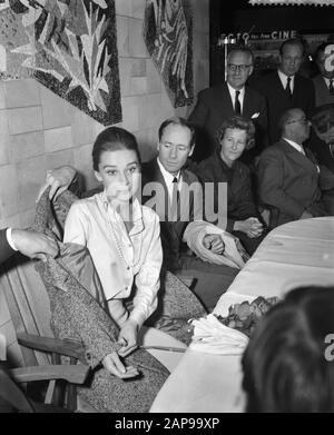 Ankunft Audrey Hepburn und Mell Ferrer auf Schiphol Datum: 30. September 1959 Ort: Noord-Holland, Schiphol Schlüsselwörter: Filmstars, Flugplätze persönlicher Name: Ferrer Mel, Hepburn, Audrey Stockfoto