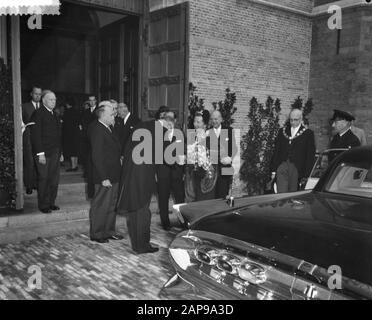 Königin Juliana besucht Rotterdams Beschreibung: Besuch der St. Laurenskerk; die Königin verabschiedet sich vom kirchenrat; rechter Bürgermeister Van Walsum von Rotterdam Datum: 24. Oktober 1959 Ort: Rotterdam, Zuid-Holland Schlüsselwörter: Besuche, Bürgermeister, Kirchen, Königinnen persönlicher Name: Juliana (Königin Niederlande), Walsum, G.E. van Institutionsnaam: Sint-Laurenskerskerk Stockfoto