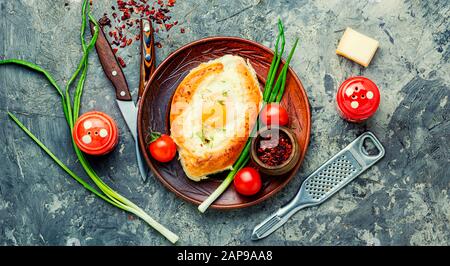 Adzharian khachapuri gebacken in der Form eines Bootes Stockfoto