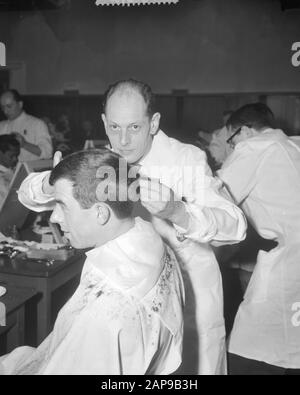 Coentje Moulijn als Friseurmodell Von Friseur De Wijn während des Städtespiels Datum: 19. Januar 1960 Schlagwörter: Friseure, Fußballer persönlicher Name: Moulijn, Coen Stockfoto