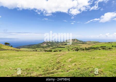 Felder, die auf dem östlichen Teil der Pico-Insel auf den Azoren, Portugal, zum Atlantik hinabführen. Stockfoto