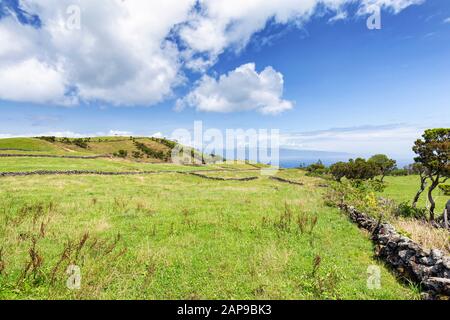 Auf der Pico-Insel auf den Azoren, Portugal, donnerte die Sonne. Stockfoto