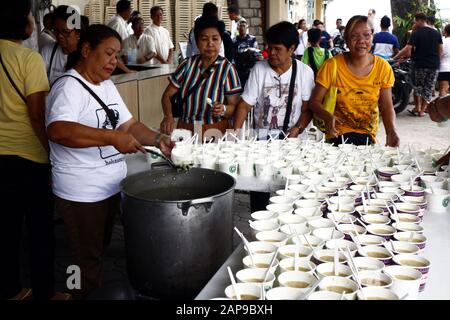 Antipolo City, Philippinen - 18. Januar 2020: Freiwillige einer gemeinnützigen Organisation versorgen die Öffentlichkeit während eines wöchentlichen Fütterungsprogramms mit Lebensmitteln. Stockfoto