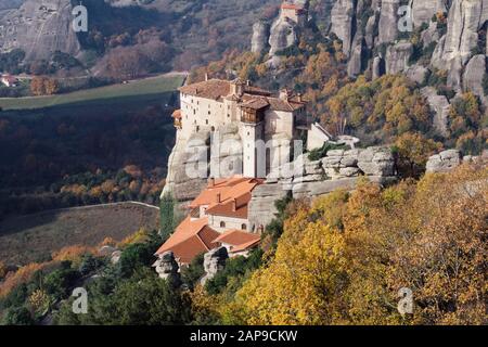 Meteora, Griechenland - 19. Dezember 2019: Das heilige Kloster von Rousanou im Winter, Meteora, Kalabaka, Griechenland Stockfoto