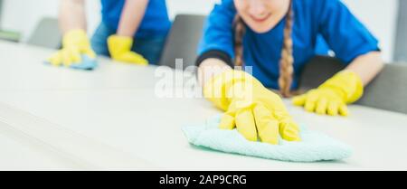 Nahaufnahme des Reinigungsteams, das in einem Büro arbeitet Stockfoto