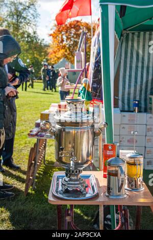 Izmailovsky Park, Moskau, Russland-1. Oktober 2016: Nachfahren von Kosaken bei der Messe- und Kosakensammlung. Ein alter Kosak verkauft Honig und Kräutertee Stockfoto