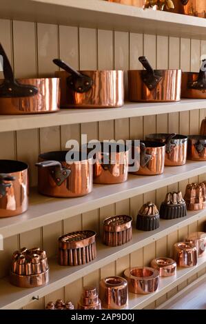 Bestandteil der Kupfer Batterie de Cuisine auf der Kommode Regale in der Küche im Attingham Park, Shropshire. Stockfoto