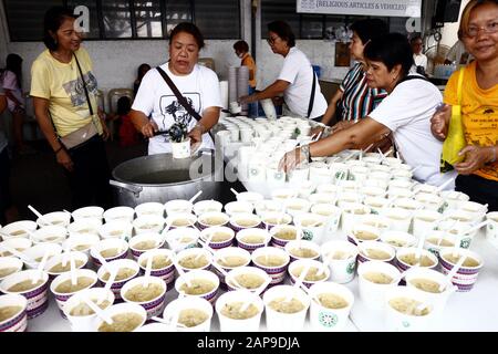 Antipolo City, Philippinen - 18. Januar 2020: Freiwillige einer gemeinnützigen Organisation versorgen die Öffentlichkeit während eines wöchentlichen Fütterungsprogramms mit Lebensmitteln. Stockfoto