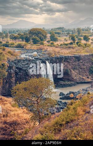 Blue Nile fällt in der Trockenzeit mit einem dramatischen Himmel von Even. Äthiopische Wildnis, Amhara-Region, in der Nähe von Bahir dar und Tana-See Stockfoto