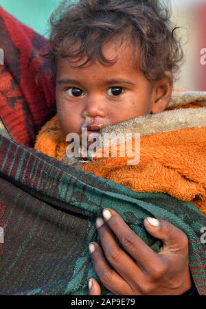Nahaufnahme Schleim fließt aus der Nase, indisches Kind hat eine laufende Nase mit Gelbschnupfen.unhygienisch armen Jungen mit rotziger Nase und Kind hat eine Erkältung oder die Grippe Stockfoto
