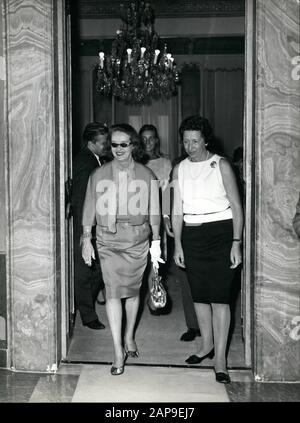 September 1963 in Rom, Italien: Bette Davis wird nächste Woche die Rolle der Mutter von Horz Bucholz in "The Empty Canvas" drehen und sie bereitet ihre neue garderobe bereits vor; heute Morgen in Fabiani's Boutique, wo sie mehr als eine Stunde blieb, um neue Kleider zu passen. (Bild: © Keystone Press Agency via ZUMA Wire) Stockfoto