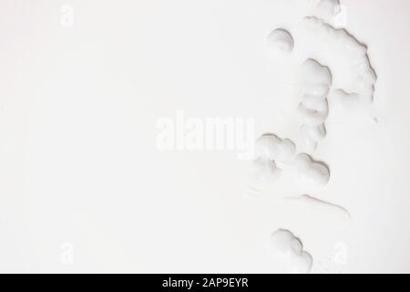 Kosmetische Creme isoliert auf weißem Hintergrund mit Kopierbereich, Draufsicht, Nahaufnahme Stockfoto