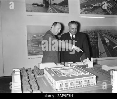 Bürgermeister von Toulouse besucht Amsterdam, ir. L. H. J. Angenot zeigt Bürgermeister L. Bazergue Modell des neuen Rathauses Datum: 21. Februar 1961 Standort: Amsterdam, Toulouse Schlüsselwörter: Bürgermeister, Modelle, Rathäuser Personenname: L. Bazergue, ir. L. H. J. ANGENOT Stockfoto