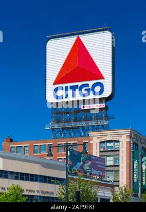 Boston, MA - Juli 2016, USA: Große Plakatwand mit dem Logo der Firma Citgo Petrol and Fuel Industry (Fenway Park, Kenmore Square) Stockfoto