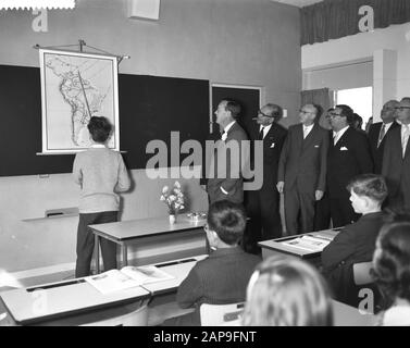 Besuch von Prinz Bernhard in der evangelischen christlichen Schule Prinz Bernhard in Tilburg. Prinz Bernhard lebt in der 6. Klasse Geographieklasse Datum: 28. März 1961 Ort: Noord-brabant, Tilburg Stichwörter: Groundery, besucht persönlichen Namen: Bernhard, Fürst Stockfoto