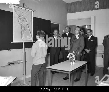 Besuch von Prinz Bernhard in der evangelischen christlichen Schule Prinz Bernhard in Tilburg. Prinz Bernhard lebt in der 6. Klasse Geographieklasse Datum: 28. März 1961 Ort: Noord-brabant, Tilburg Stichwörter: Groundery, besucht persönlichen Namen: Bernhard, Fürst Stockfoto