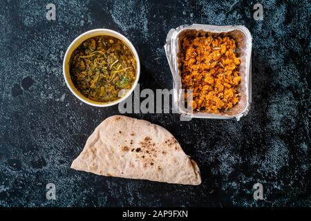 Nehmen Sie Das indische Gericht Spinach Lamb Palak mit Gajar ka Halwa/Helva ist ein süßer Dessertpudding auf Karottenbasis aus Indien und Flat Bread Chappati in Pla Stockfoto