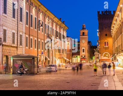 Ferrara - Juli 2017, Italien: Blick auf die zentrale Straße von Ferrara zur Abendzeit. Das historische Zentrum der Stadt. Langzeitfotografie Stockfoto