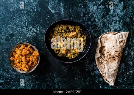 Das indische Gericht Spinach Lamb Palak mit Gajar ka Halwa/Helva ist ein süßer Dessertpudding auf Karottenbasis aus Indien und Flat Bread Chappati. Bereit zum Servieren. Stockfoto